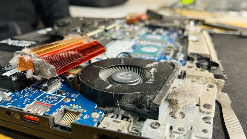 Ventilateur PC portable encrassé avant nettoyage