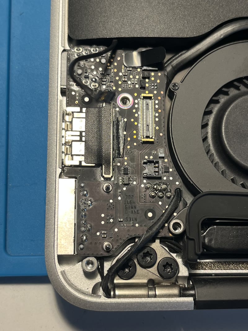 Carte mère MacBook en cours de réparation