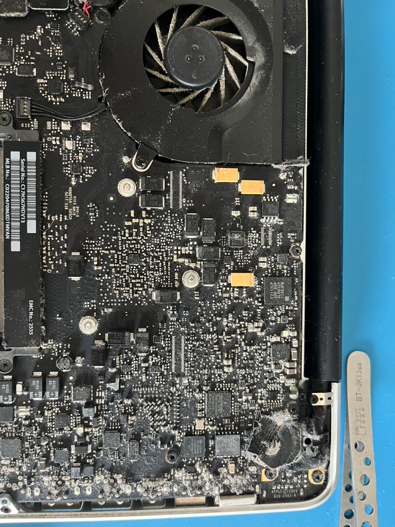 Carte mère MacBook Pro avec dégât des eaux